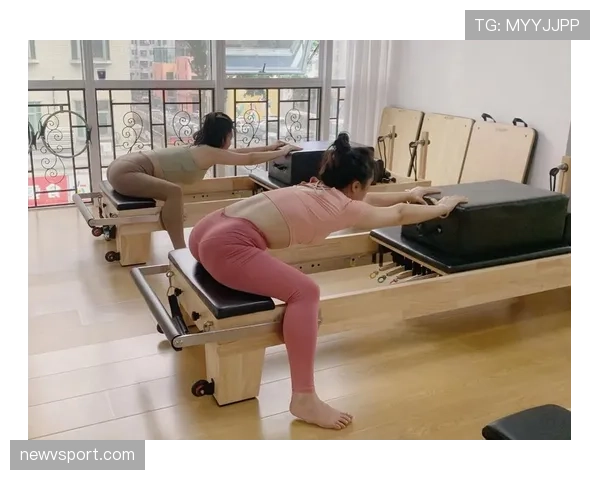 何卓佳训练完直接啃鸡腿？这自律和放纵的切换也太真实了